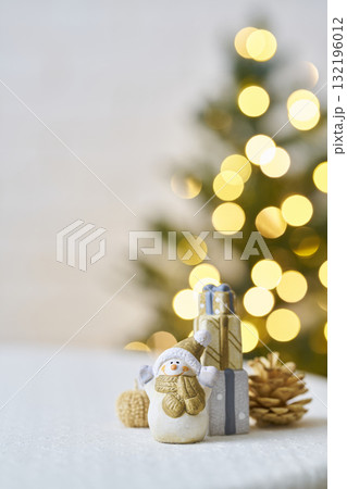 雪だるまの置物とクリスマスツリー クリスマスイメージ 雪だるまの置物とクリスマスツリー クリスマスイメージ 132196012