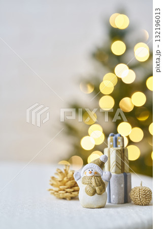 雪だるまの置物とクリスマスツリー　クリスマスイメージ 132196013