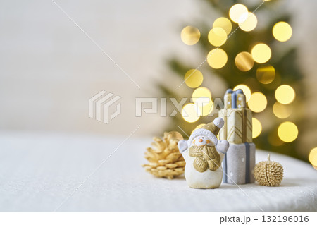 雪だるまの置物とクリスマスツリー　クリスマスイメージ 132196016
