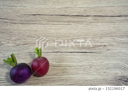 紫色と赤色のラディッシュ 132196017