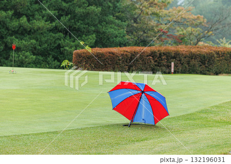 グリーンのあるゴルフ場の風景 132196031