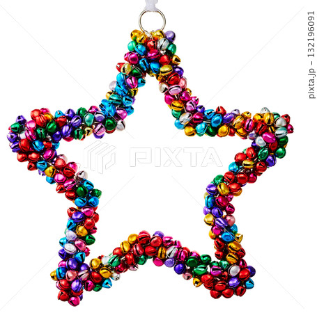 カラフルな鈴の星型オーナメント（クリスマス装飾・白背景） 132196091