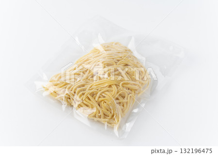 白背景に袋に入ったラーメンの生麺 132196475