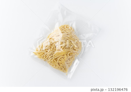 白背景に袋に入ったラーメンの生麺 132196476