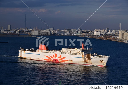 東京港を出港するフェリー「さんふらわあ　だいせつ」 132196504
