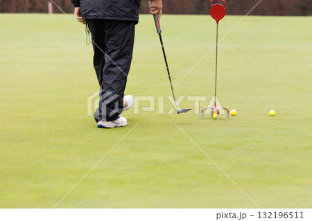 ゴルフをする男性 ゴルフをする男性 132196511