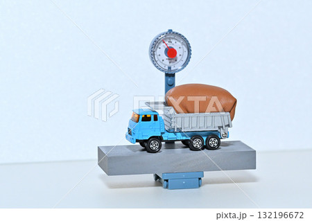 ダンプトラックと体重計 過積載イメージ ダンプトラックと体重計 過積載イメージ 132196672