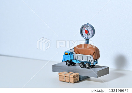 ダンプトラックと体重計 過積載イメージ 132196675