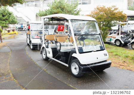 駐車場に停めたゴルフカート 132196702