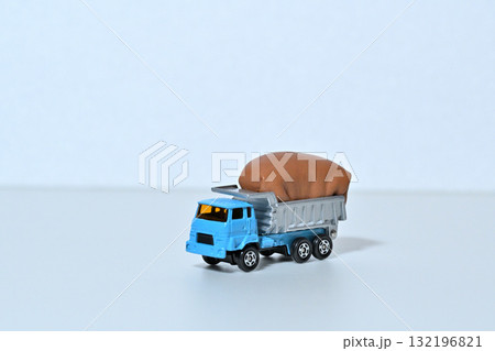 ダンプトラックと体重計 過積載イメージ ダンプトラックと体重計 過積載イメージ 132196821