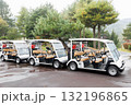 駐車場に停めたゴルフカート 132196865