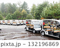 駐車場に停めたゴルフカート 132196869