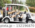 駐車場に停めたゴルフカート 132196870
