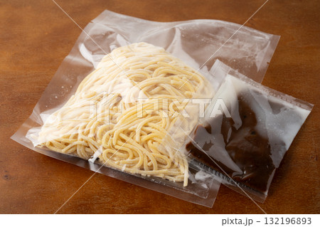 袋に入ったラーメンの生麺とスープのセット 132196893