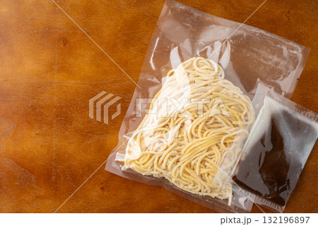 袋に入ったラーメンの生麺とスープのセット 132196897
