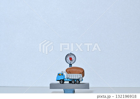 ダンプトラックと体重計 過積載イメージ ダンプトラックと体重計 過積載イメージ 132196918