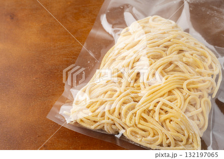 袋に入ったラーメンの生麺のクローズアップ 132197065