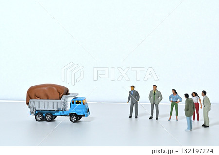 荷物をいっぱい積んだダンプトラックを見つめる人々 荷物をいっぱい積んだダンプトラックを見つめる人々 132197224