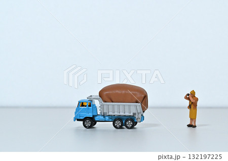 荷物をいっぱい積んだダンプトラックを撮影する女性 荷物をいっぱい積んだダンプトラックを撮影する女性 132197225