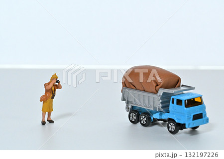 荷物をいっぱい積んだダンプトラックを撮影する女性 132197226