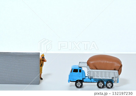 荷物をいっぱい積んだダンプトラックを撮影する女性 荷物をいっぱい積んだダンプトラックを撮影する女性 132197230