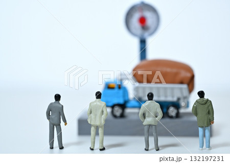 荷物をいっぱい積んだダンプトラックを見つめる人々 荷物をいっぱい積んだダンプトラックを見つめる人々 132197231