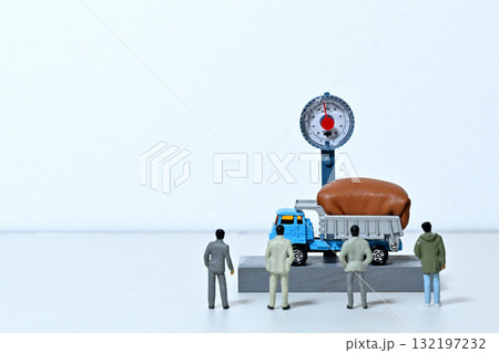 荷物をいっぱい積んだダンプトラックを見つめる人々 荷物をいっぱい積んだダンプトラックを見つめる人々 132197232