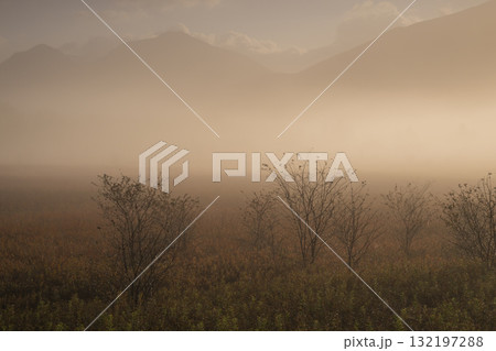 朝焼けに染まる山並み 132197288