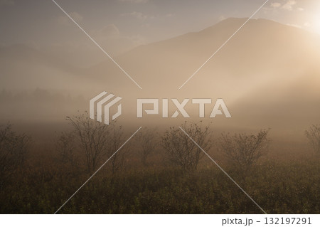 朝霧に包まれる山並み 132197291