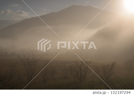 朝霧に包まれた山間部の山々 132197294
