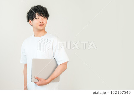 パソコンを持つTシャツ姿の若いアジア人男性(フリーランス,クリエイター,プログラマー) パソコンを持つTシャツ姿の若いアジア人男性(フリーランス,クリエイター,プログラマー) 132197549