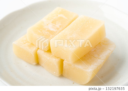 お皿に載せたバター餅（秋田郷土菓子）のクローズアップ 132197635