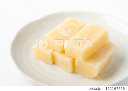 お皿に載せたバター餅(秋田郷土菓子)のクローズアップ お皿に載せたバター餅(秋田郷土菓子)のクローズアップ 132197636