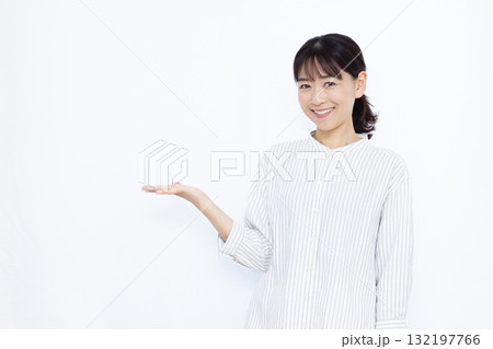 紹介をしている女性 132197766