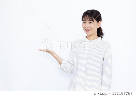 紹介をしている女性 132197767