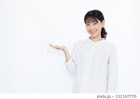 紹介をしている女性 132197770