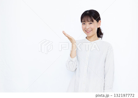 紹介をしている女性 132197772