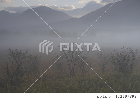 朝もやに霞む山々 朝もやに霞む山々 132197898