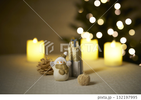 雪だるまとクリスマスツリー　クリスマスイメージ 132197995