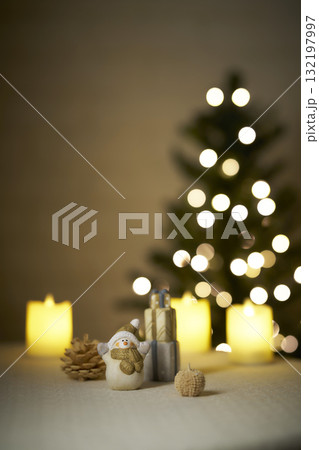 雪だるまとクリスマスツリー クリスマスイメージ 雪だるまとクリスマスツリー クリスマスイメージ 132197997