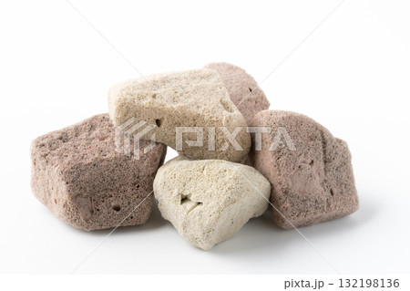 白背景に発泡ガラスの防犯砂利 白背景に発泡ガラスの防犯砂利 132198136