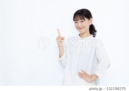 人差し指を立てる女性 132198270