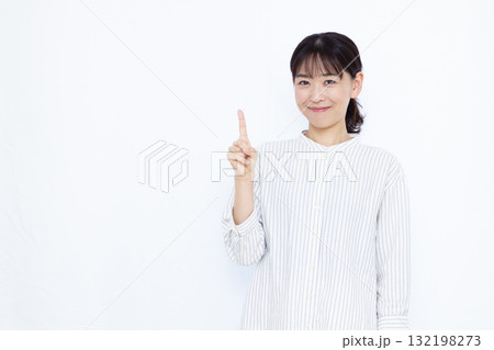 人差し指を立てる女性 人差し指を立てる女性 132198273