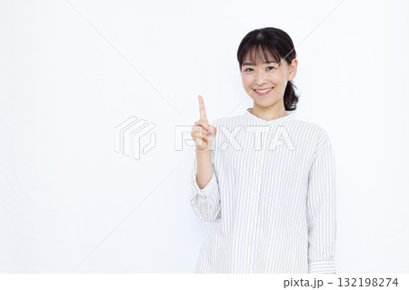 人差し指を立てる女性 132198274