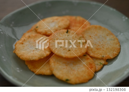 台湾紅油ワンタン風味チップス 132198308