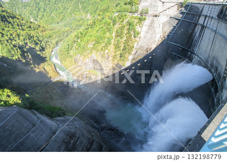 立山黒部アルペンルート 黒部ダムの観光放水 富山県 立山黒部アルペンルート 黒部ダムの観光放水 富山県 132198779