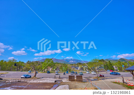 春の福島県耶麻郡北塩原村の裏磐梯ビジターセンター付近から駐車場と北側の山々(簗部山,西大巓など) 132198861