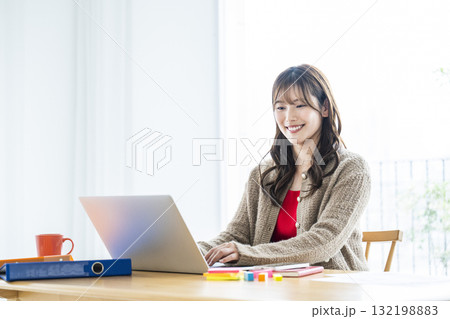 女性 パソコン テレワーク リモートワーク 女性 パソコン テレワーク リモートワーク 132198883