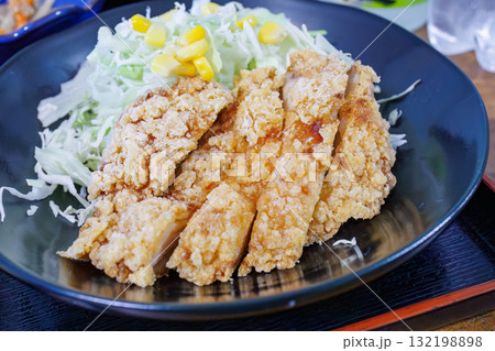チキン南蛮、近海生マグロ刺身他の晩御飯。民宿の美味しい晩ごはん。 沖縄県島尻郡慶良間諸島座間味島 132198898