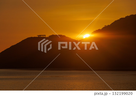 岬の突端のビーチで夕日を眺める。 沖には多くの無人島が浮かんでいる。 観光客も並んで座っていた。 132199020